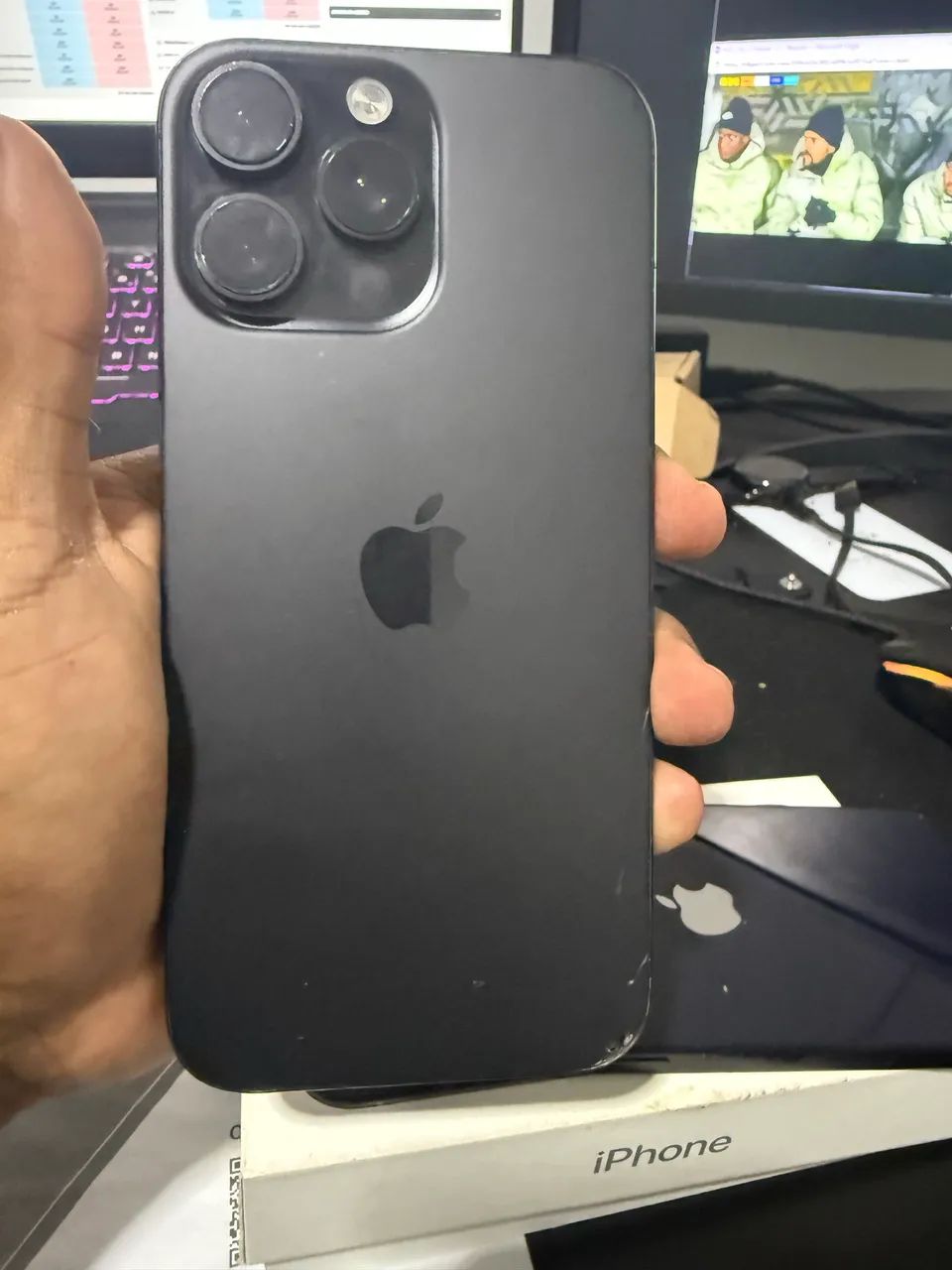 iPhone 16 pro Max preto com detalhe  - Foto 5