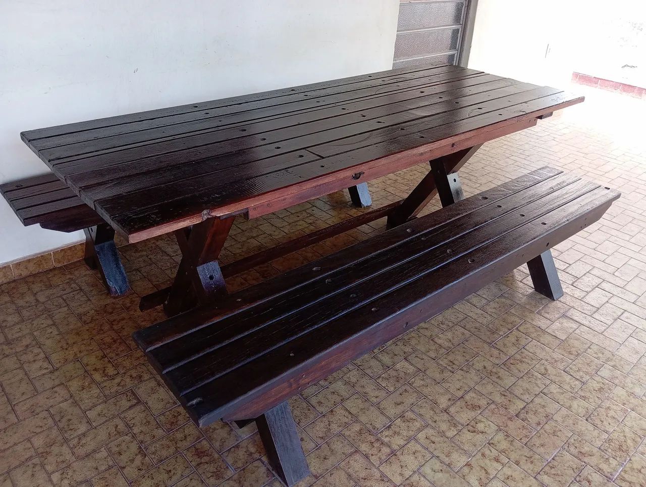 Conjunto de mesa de madeira com bancos  - Foto 2