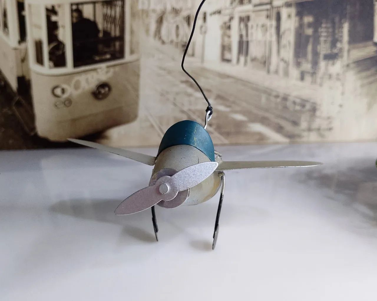 Miniatura Vintage de Avião em lata. - Foto 4