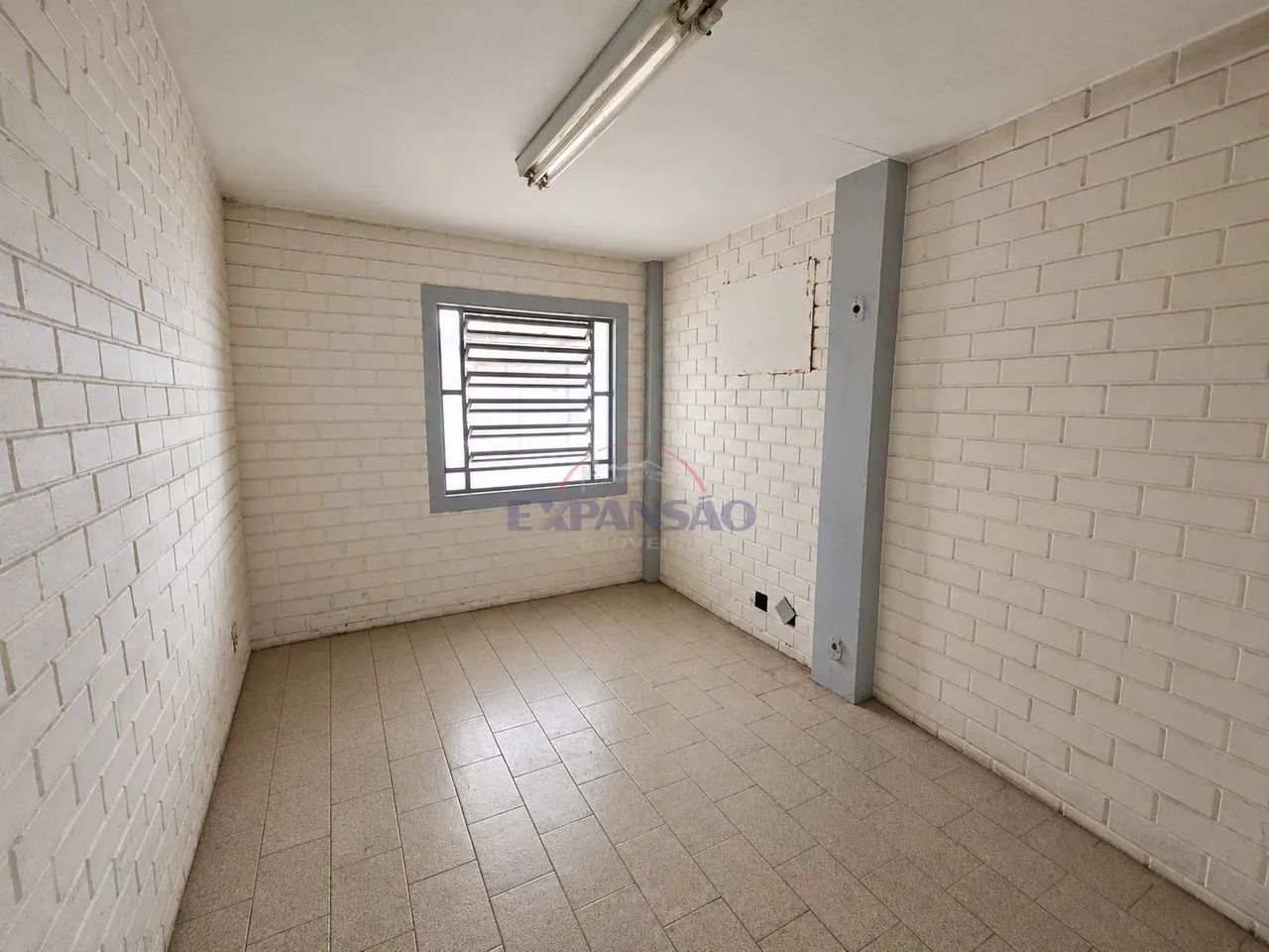 Pavilhão Comercial com 370m², Escritórios e Pé-Direito de 6m - Foto 3