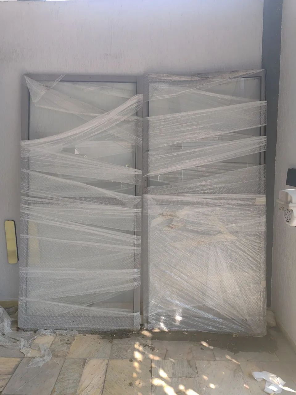 Vendo porta Balcão grafite pronta com vidros