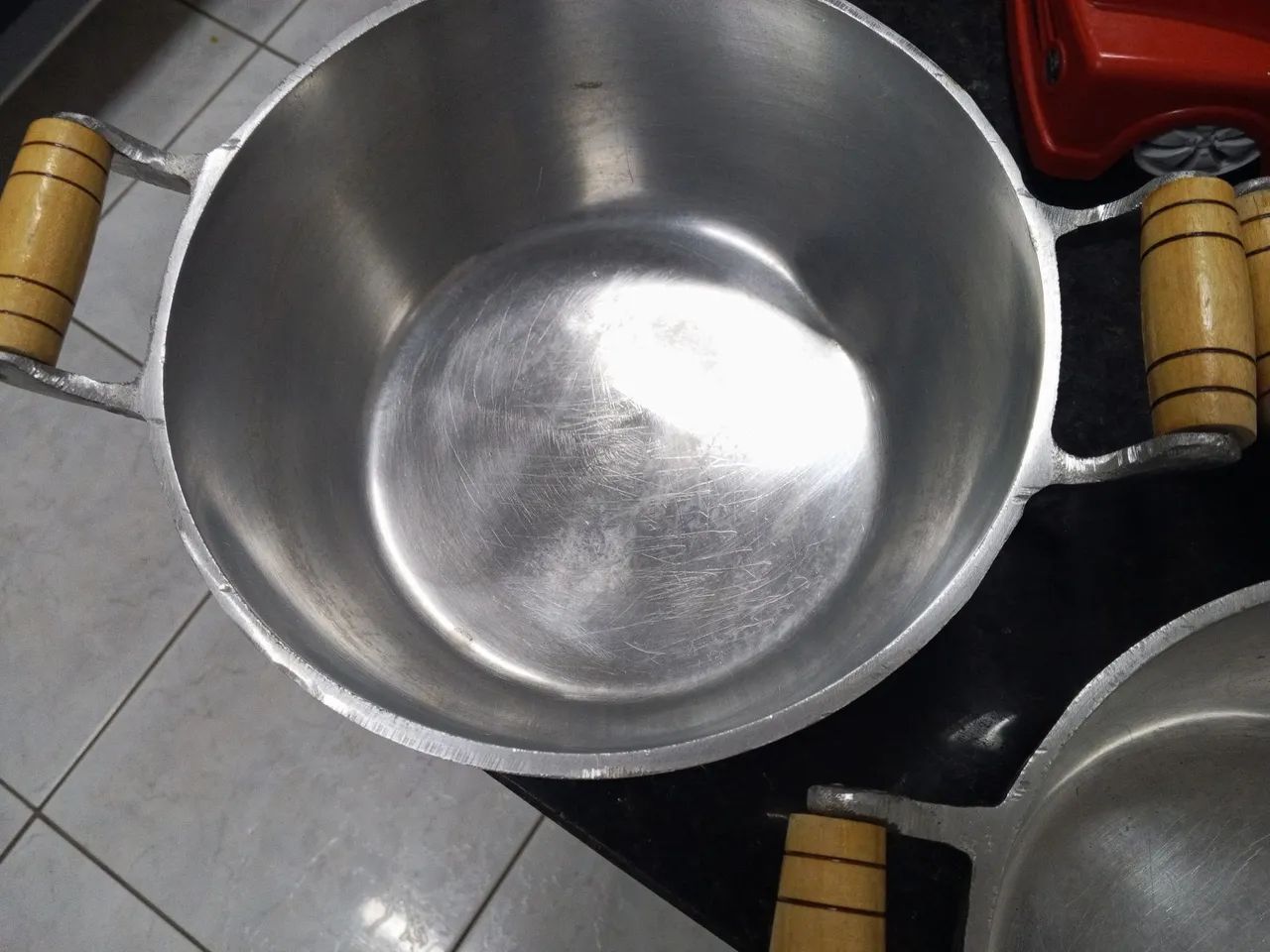 Vendo três panelas de alumínio batido praticamente novas  - Foto 2