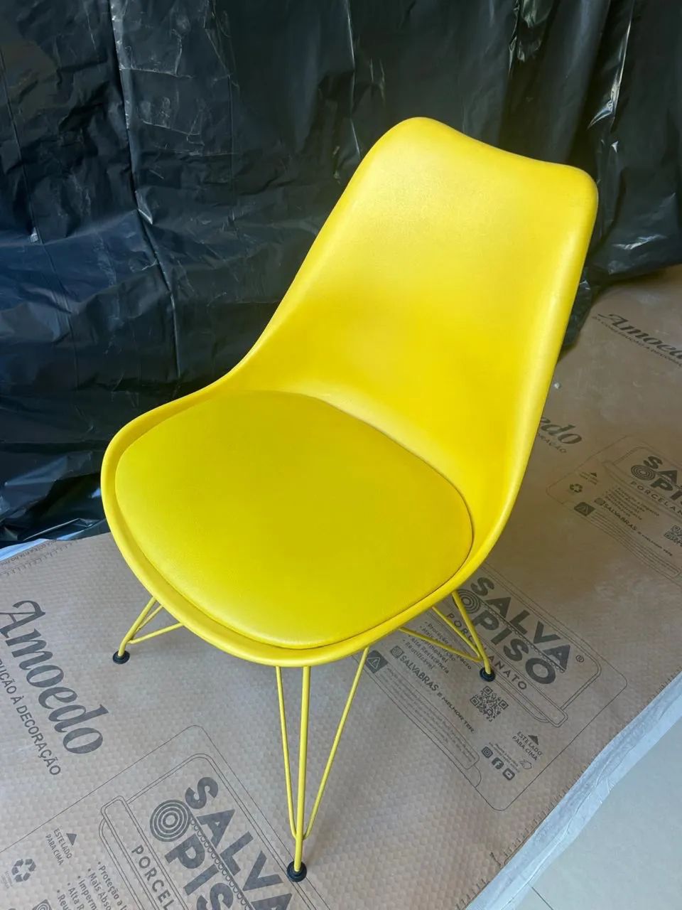 Cadeira estilo Eames com assento estofado - amarela