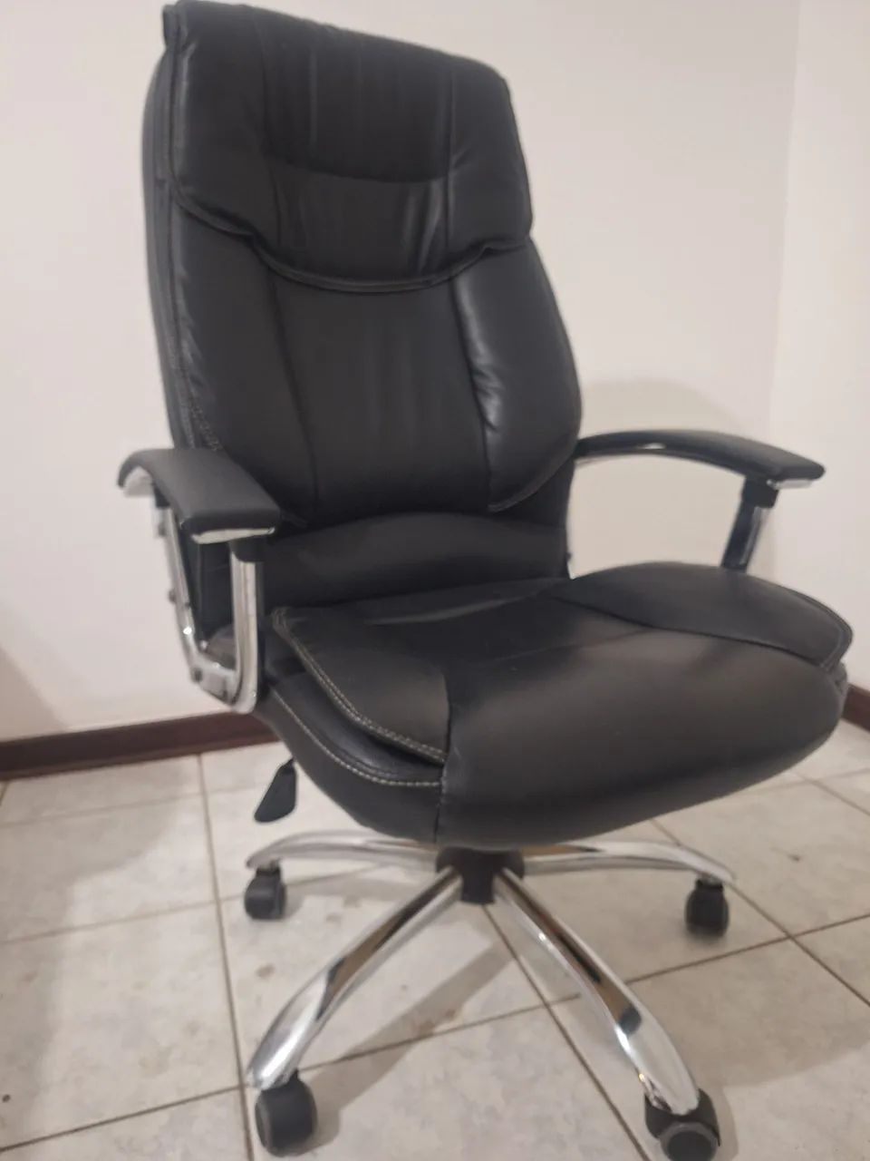 Cadeira Profissional em Couro Importado 
