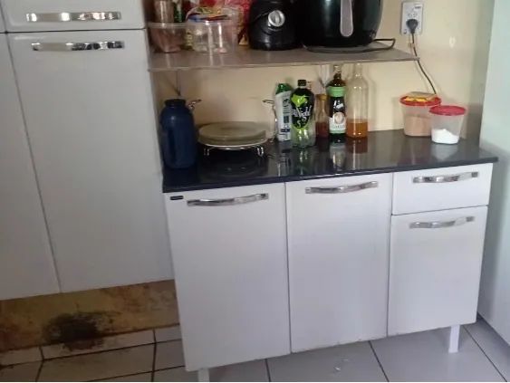 Vendo armário de cozinha  ele é completo com  balcão tb - Foto 2