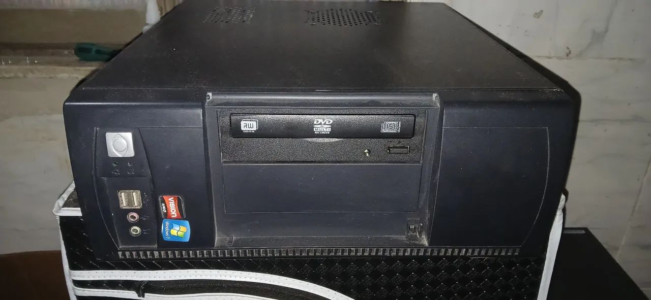 Gabinete mini ATX com fonte