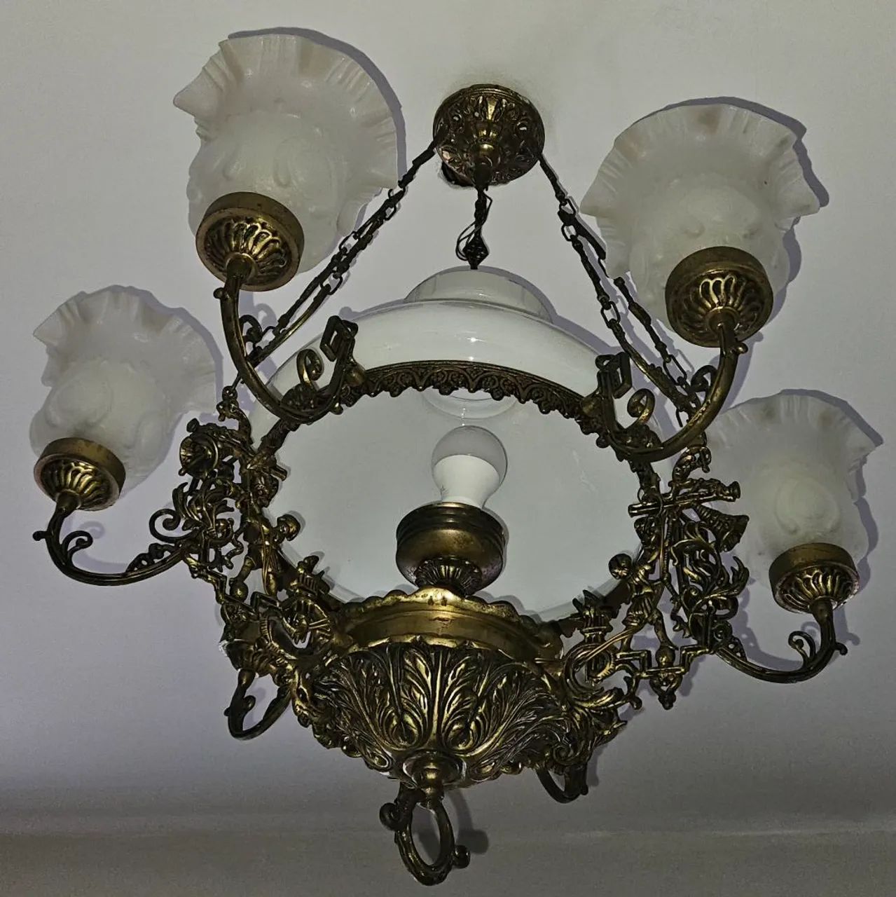 Lustre Clássico em Bronze com 6 Tulipas e Cúpula Central de Vidro - Foto 2