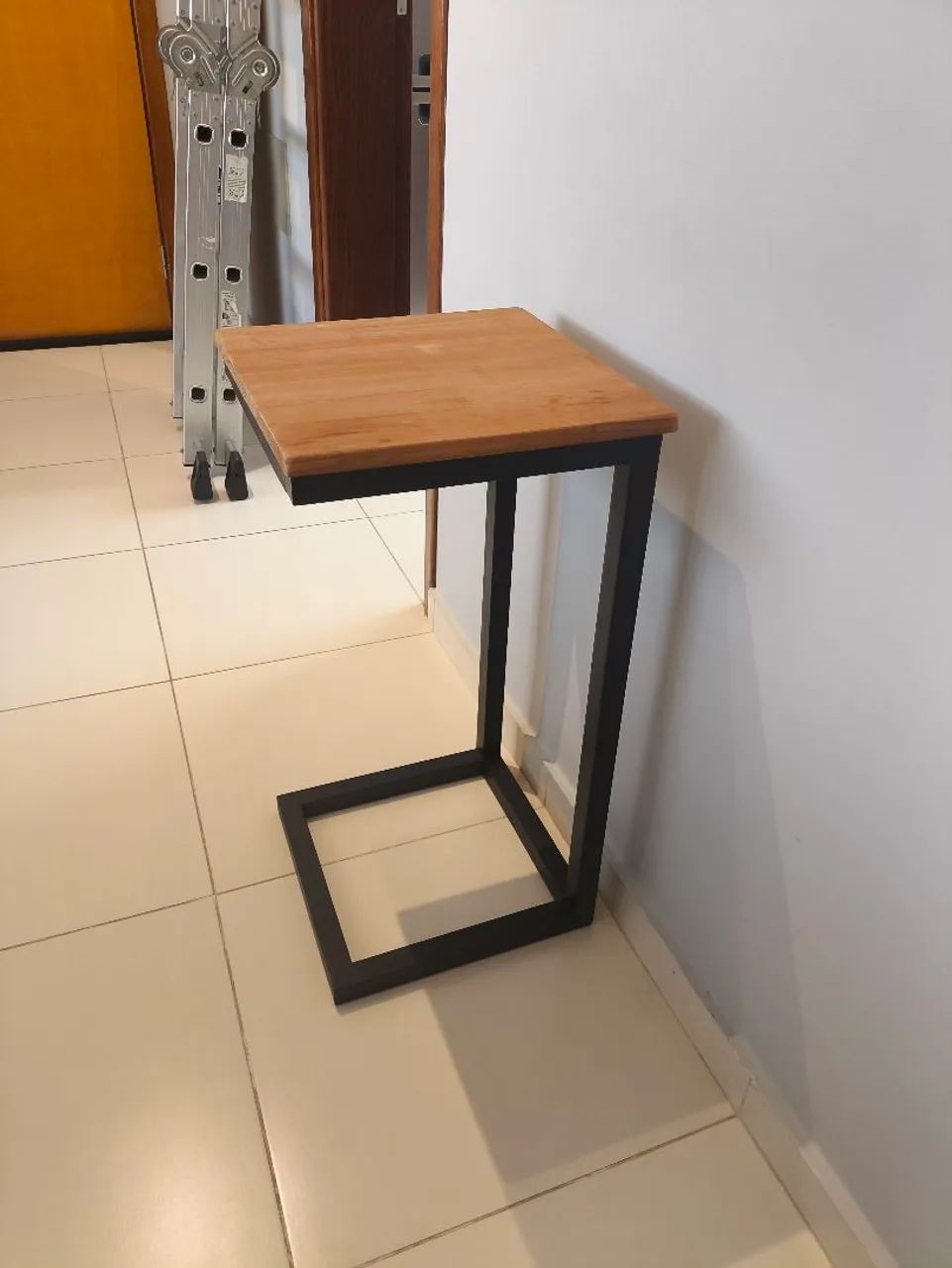 Mesa Lateral de Apoio para Sofá em Ferro e Madeira - 70 cm - Foto 5