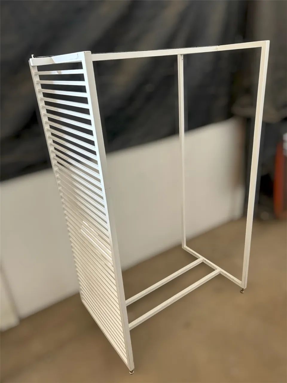 Expositor de roupa em metal branco 