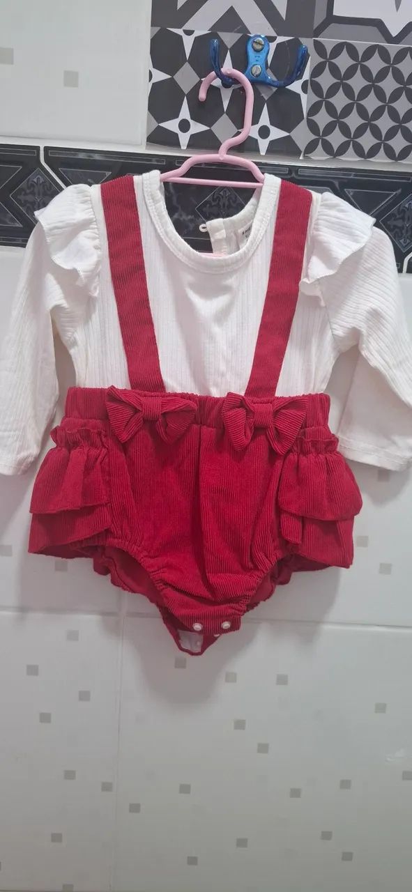 6 vestidos semi novos para bebê de 6 a 1 ano - Foto 3