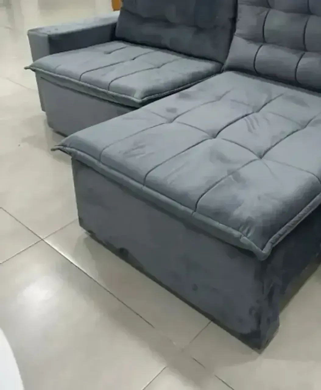Sofá retratil e reclinavel veludo cinza em estoque. - Foto 2