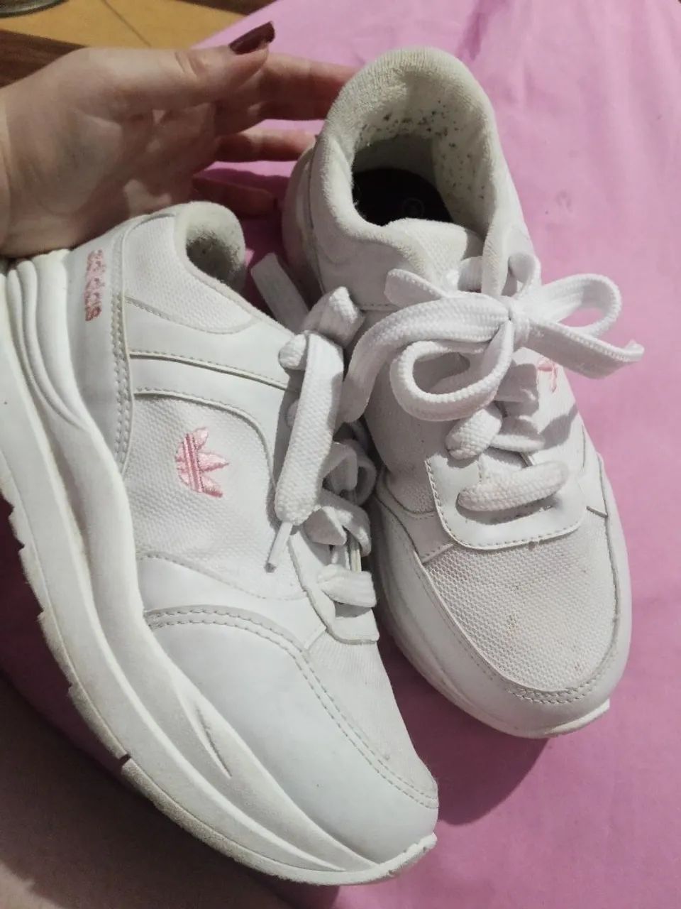 Tênis réplica Adidas 1° linha