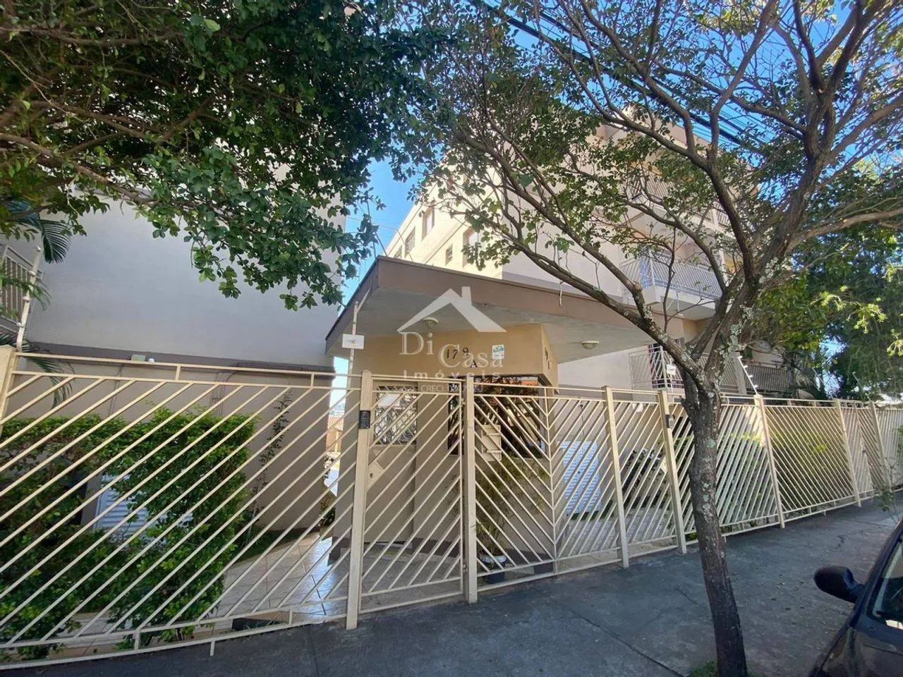 Apartamento de 2 dormitórios com sacada e 1 vaga próximo ao Patriani