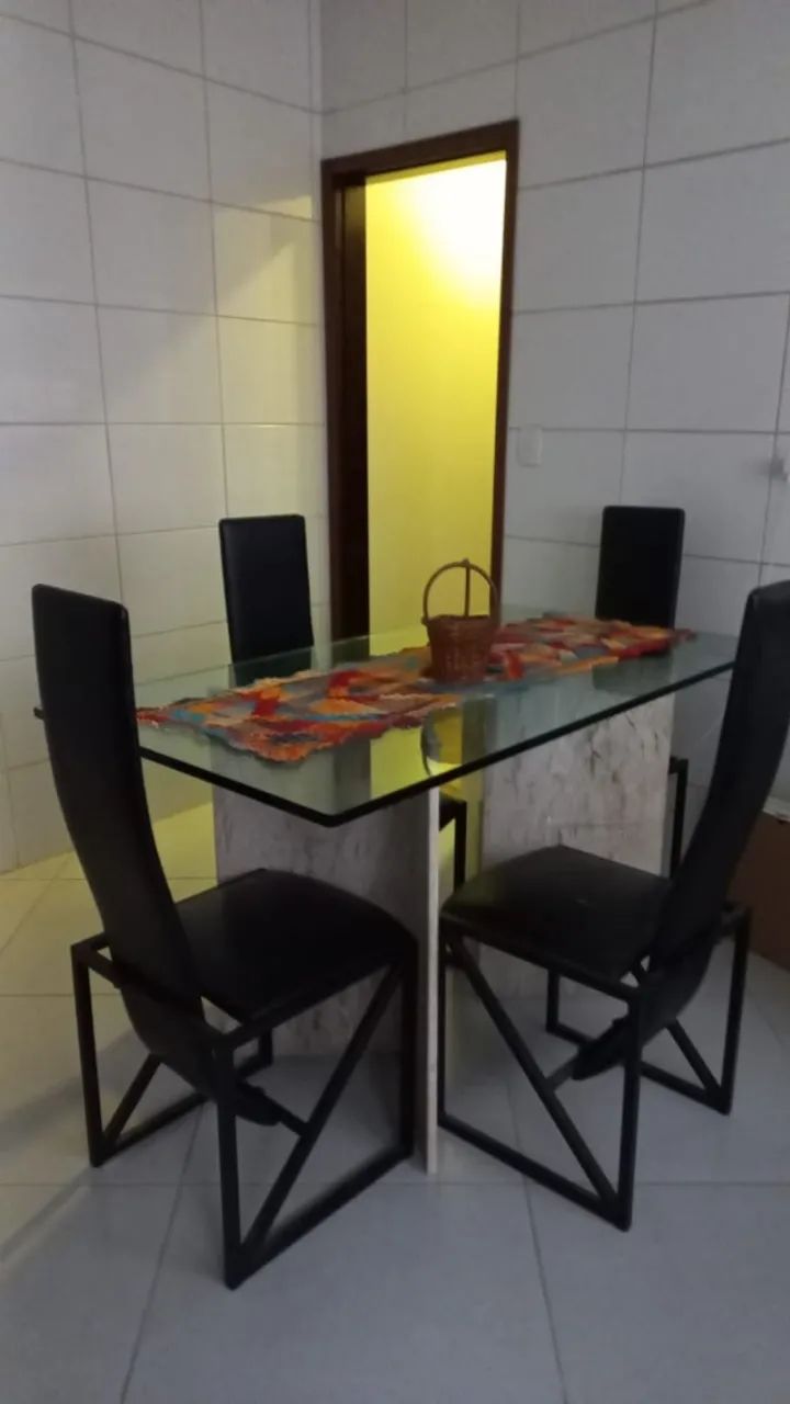 Mesa de jantar com 4 cadeiras