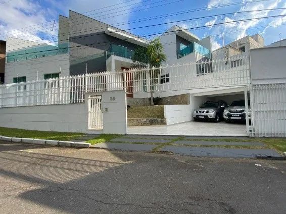 Casa Moderna e Mobiliada com 4 Quartos em Condomínio Fechado