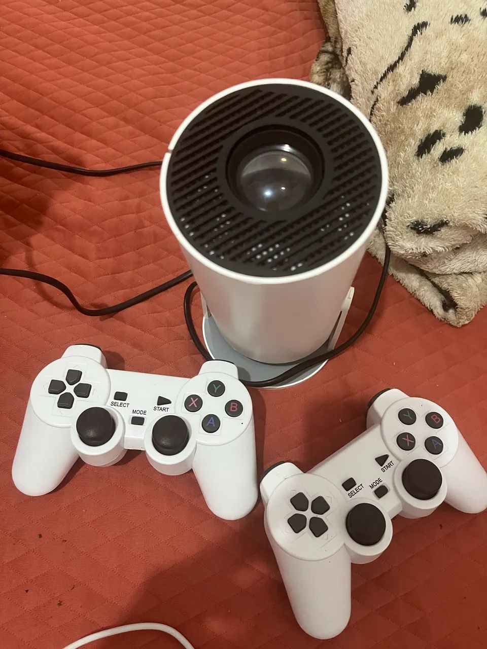 Projetor + 2 controles de vídeo game  - Foto 2