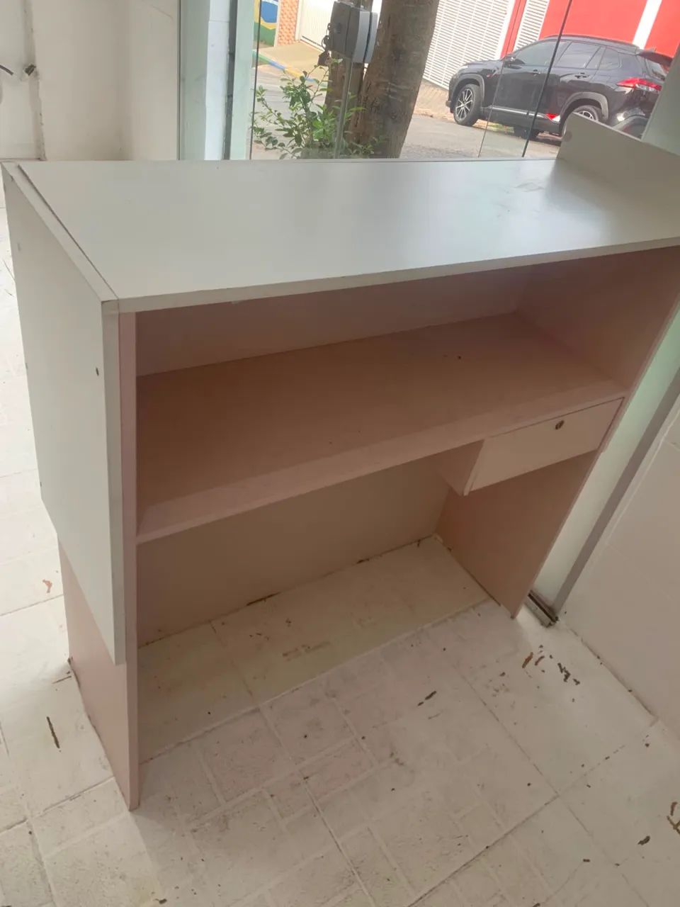 Balcao de atendimento com gaveta rosa  - Foto 2