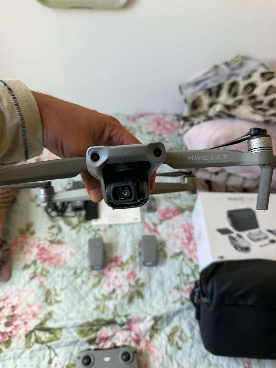 Kit Drone dji air 2  com controle e 2 baterias precisa de reparo no guimbal 