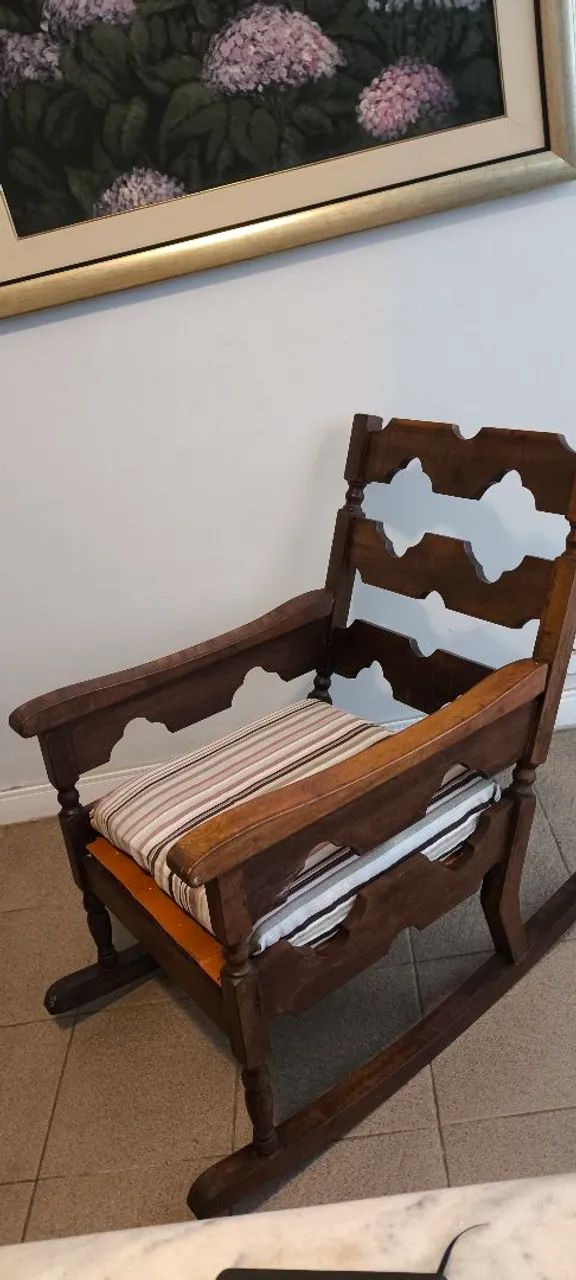 Vendo está cadeira de balanço de madeira maciça  - Foto 2