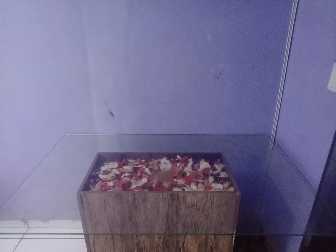 Linda mesa de vidro/ sem cadeiras.