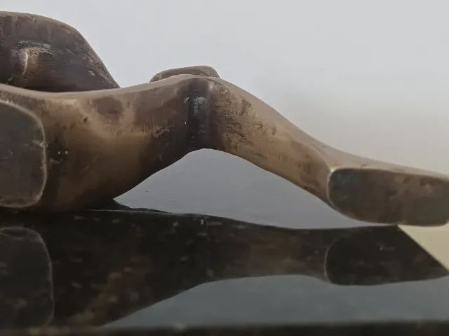 Escultura em bronze assinada E. C. Mindlin - 14,5 x 6,5 cm - Foto 5