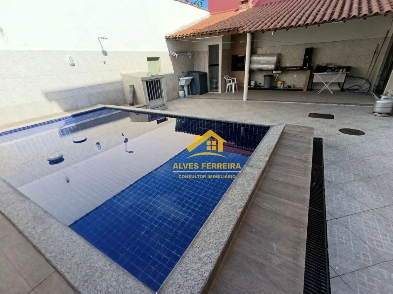 Casa com 4 quartos, piscina à venda por R$250.000,00 em Campo Grande, RJ.