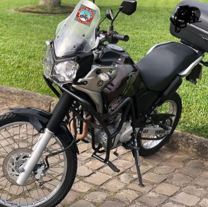 Ténéré 250 com baú.