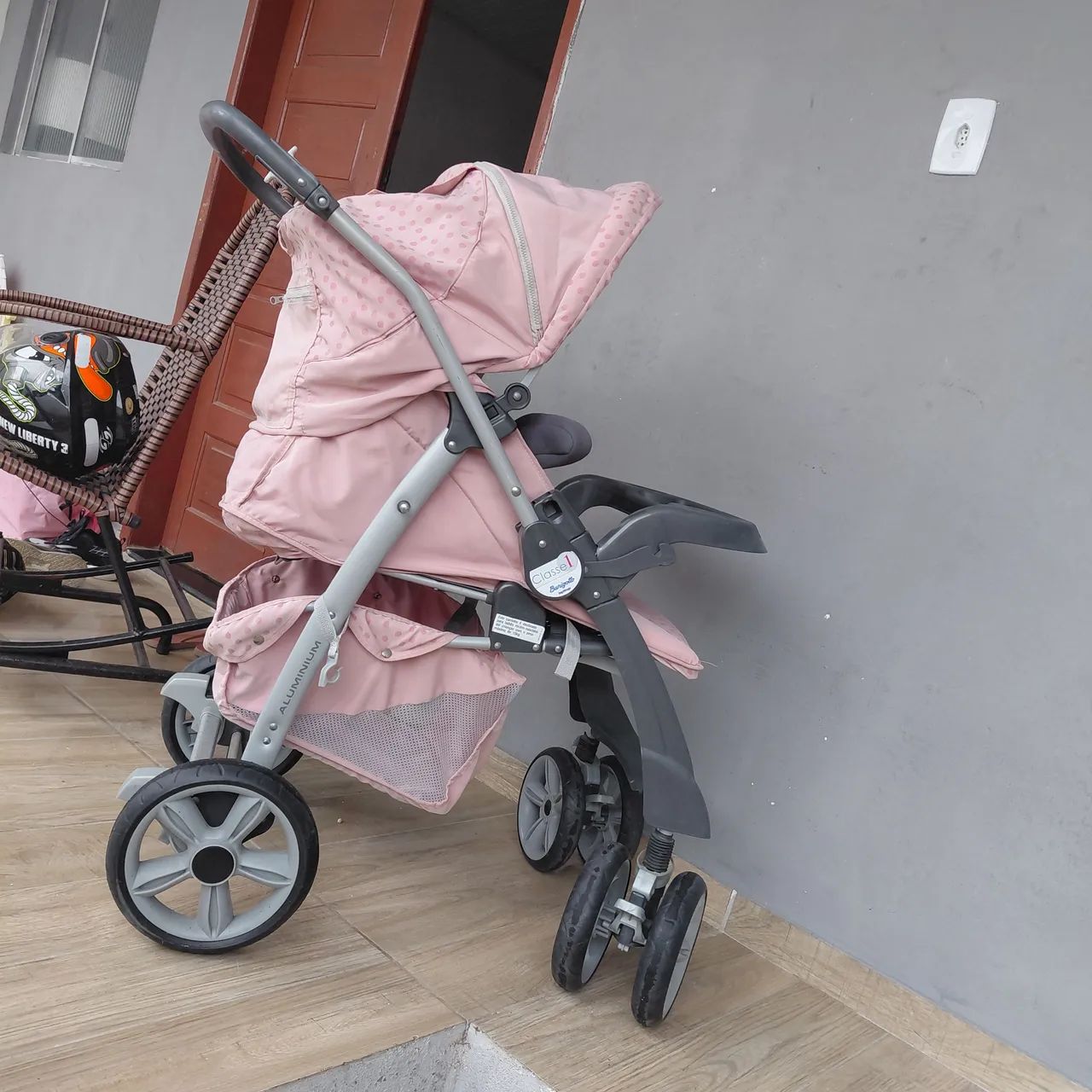 Carrinho de bebê + bebê conforto.