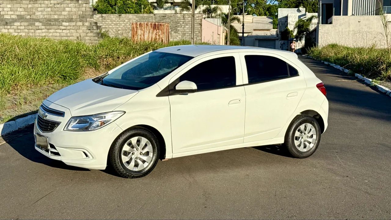 Chevrolet Onix JOY Hatch 1.0 8V Flex Mec. 4P 2017 - Foto 2