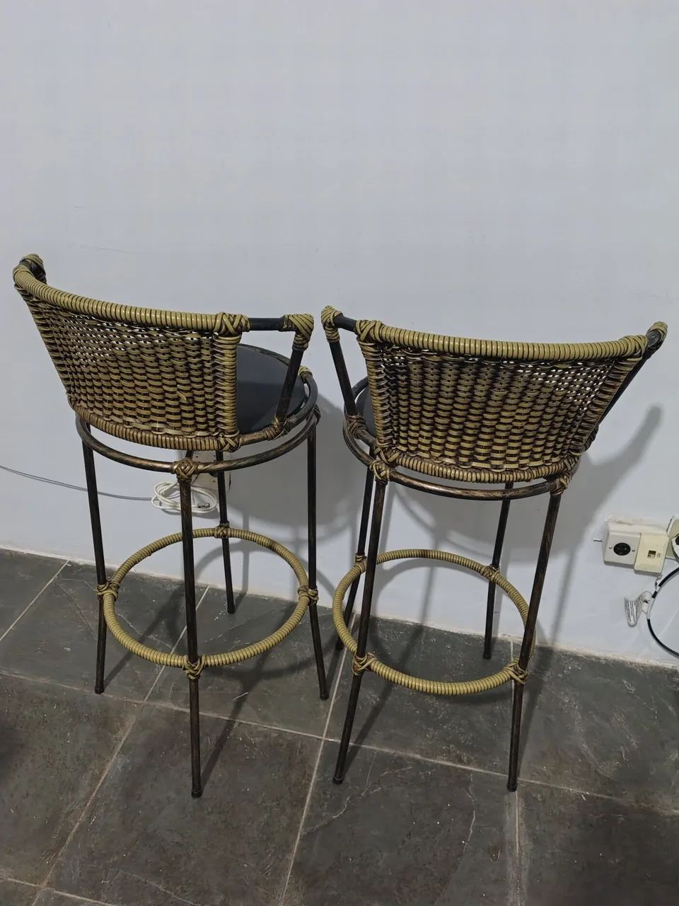 2 banquetas de bar de vime com acento rotativo 