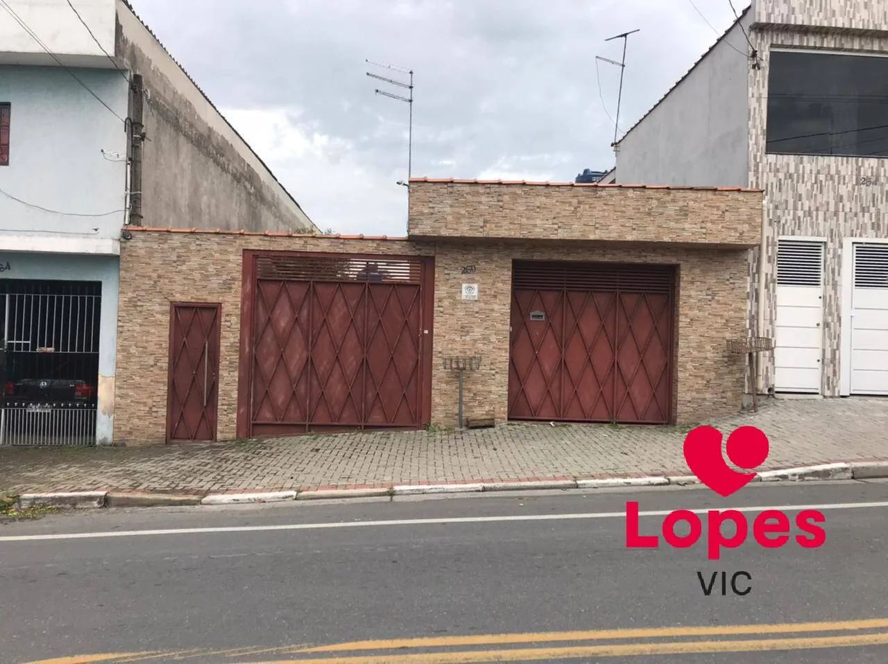 Casa com 03 dormitórios - Cidade Kemel - Poá / Sp