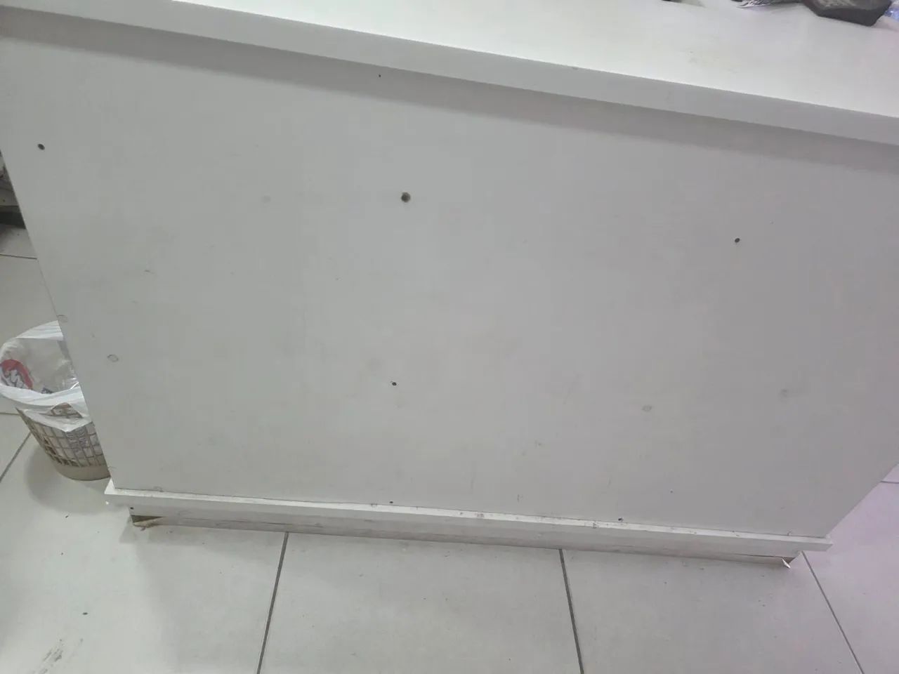 Balcão recepção MDF e expositores com gancho - Foto 2