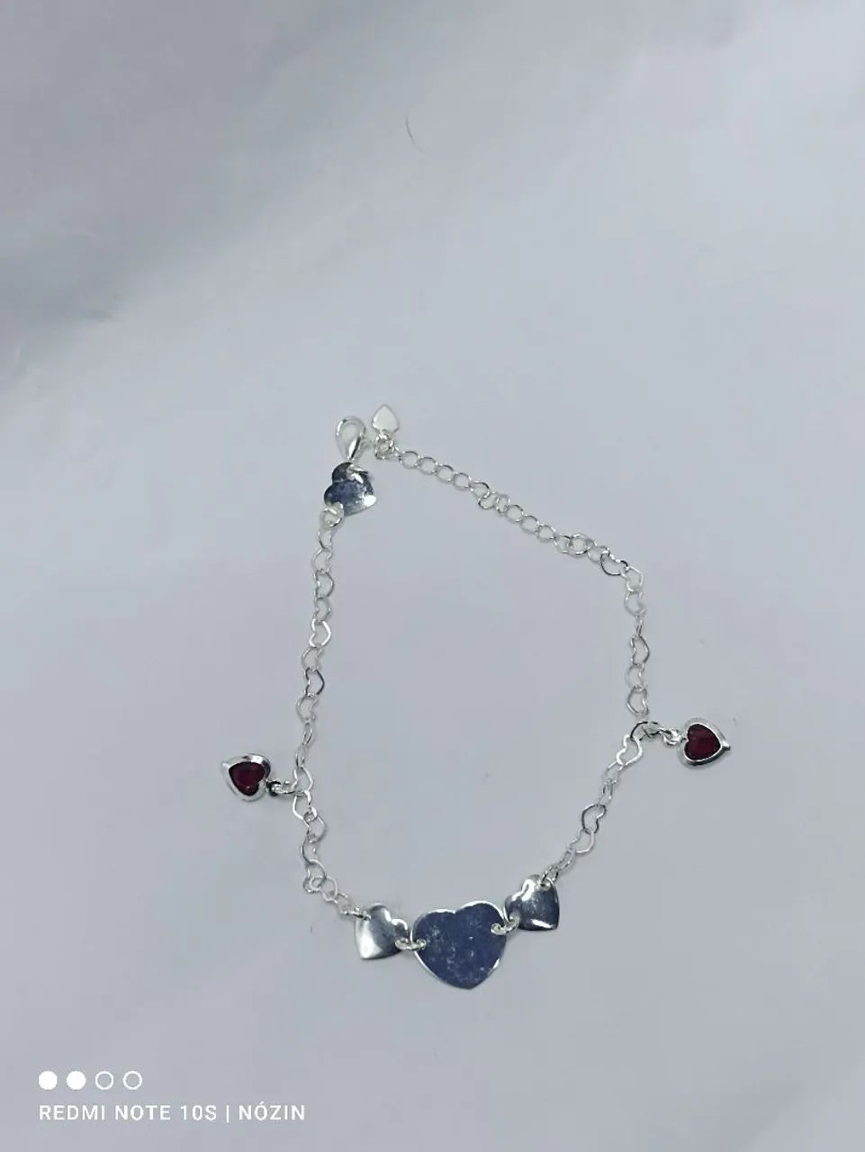 Pulseira banhada a prata com zirconia vermelha.