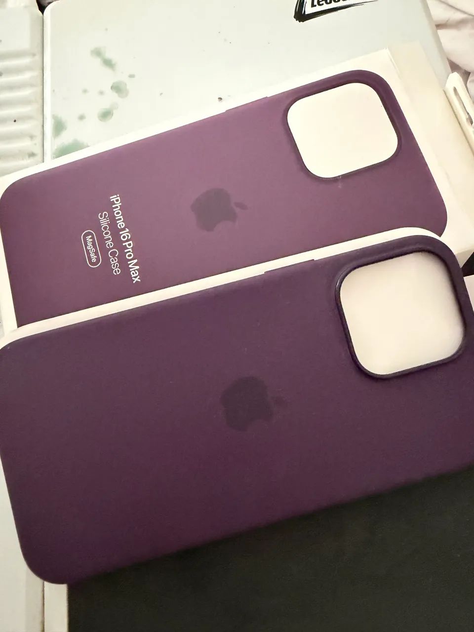 capa de silicone original da Apple para o iPhone 16 Pro Max na cor Ameixa (Plum).