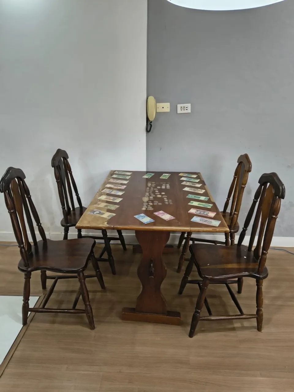 Jogo de mesa com 4 cadeiras de madeira 