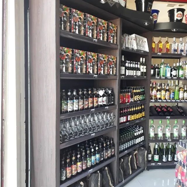 ESTANTES + GÔNDOLAS PREMIUM MADEIRA - LOJA COMPLETA BAR / EMPÓRIO - Foto 4