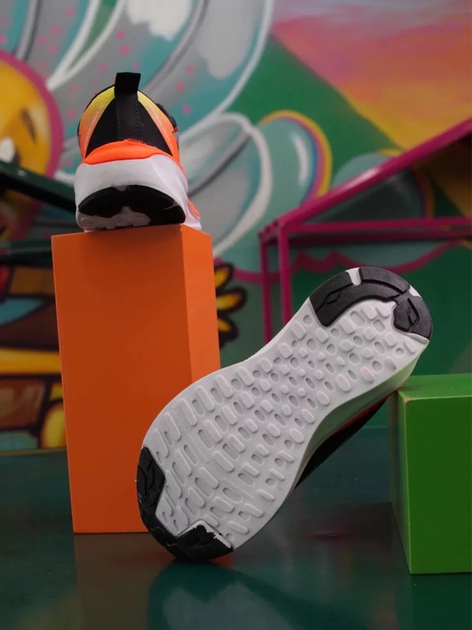 Tênis esportivo adidas com detalhes laranja  - Foto 2