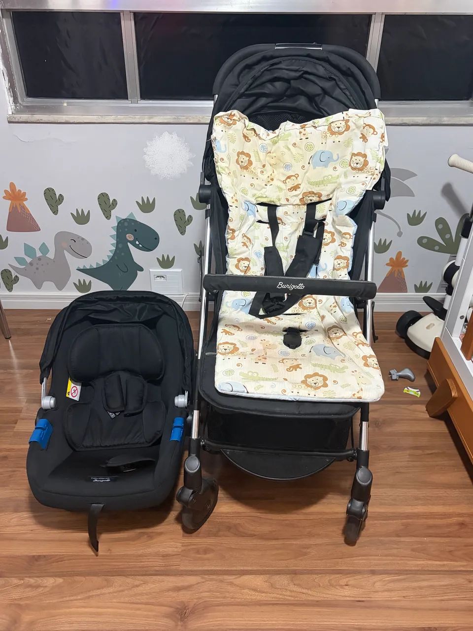 Carrinho de bebê com bebê conforto 