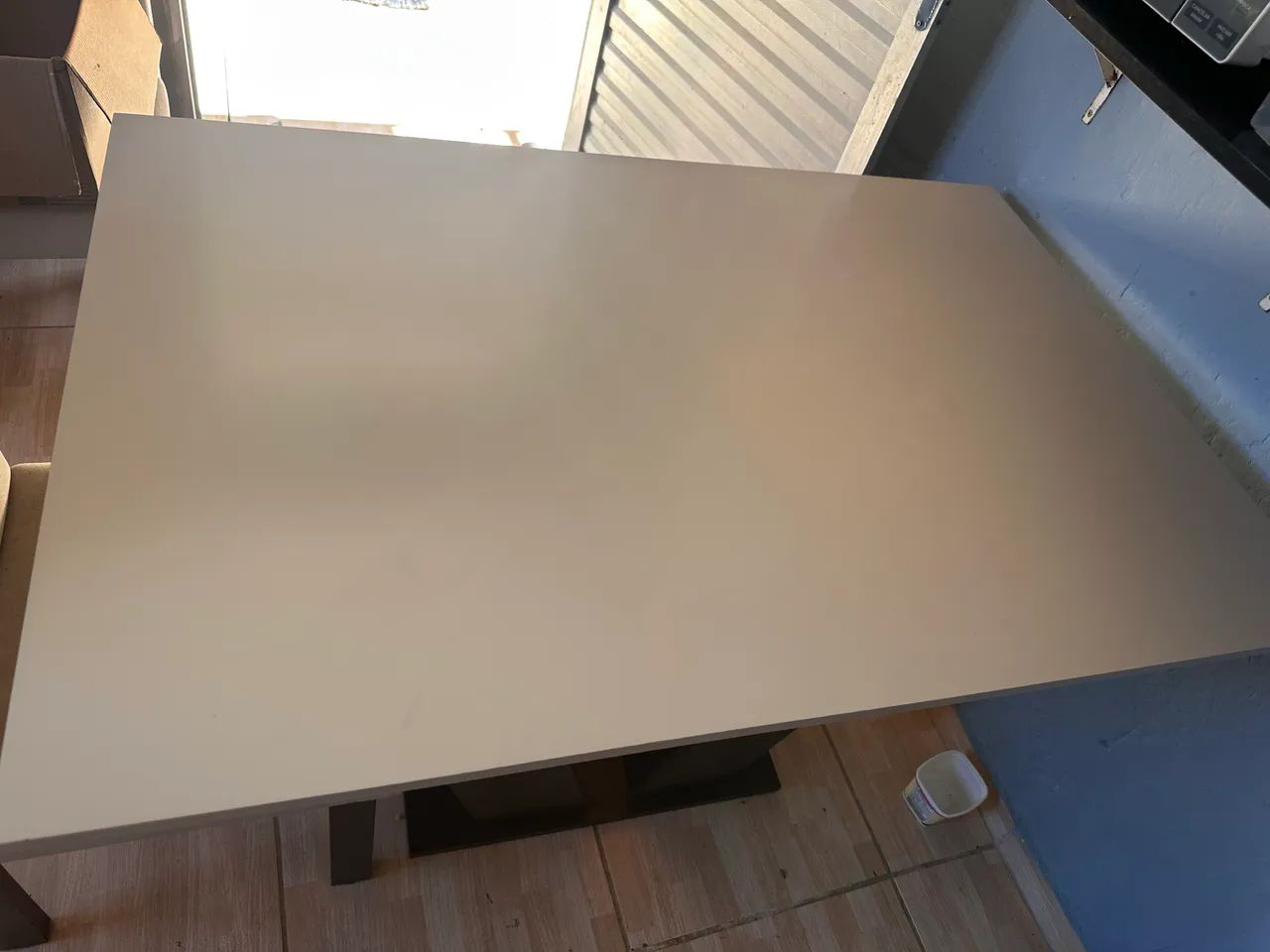 Mesa com tampo de madeira com quatro cadeiras  - Foto 2