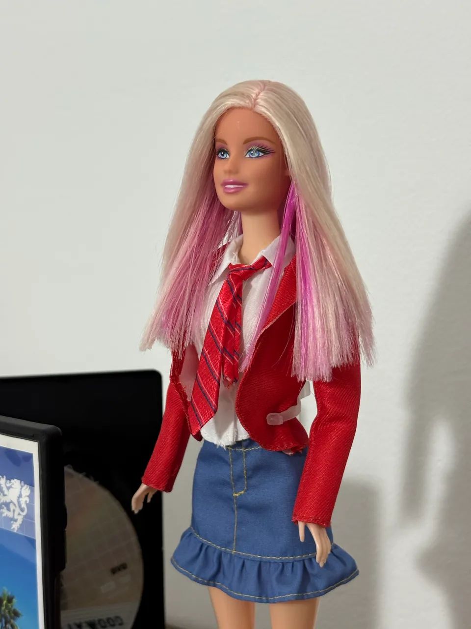Barbie Customizada Vicky - APENAS A BONECA COM SUPORTE 