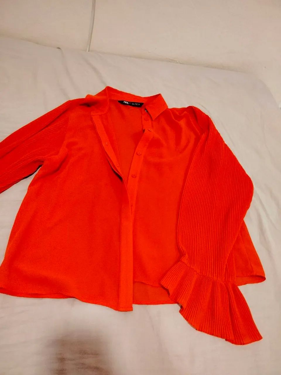 Blusa em organza, com mangas drapeadas