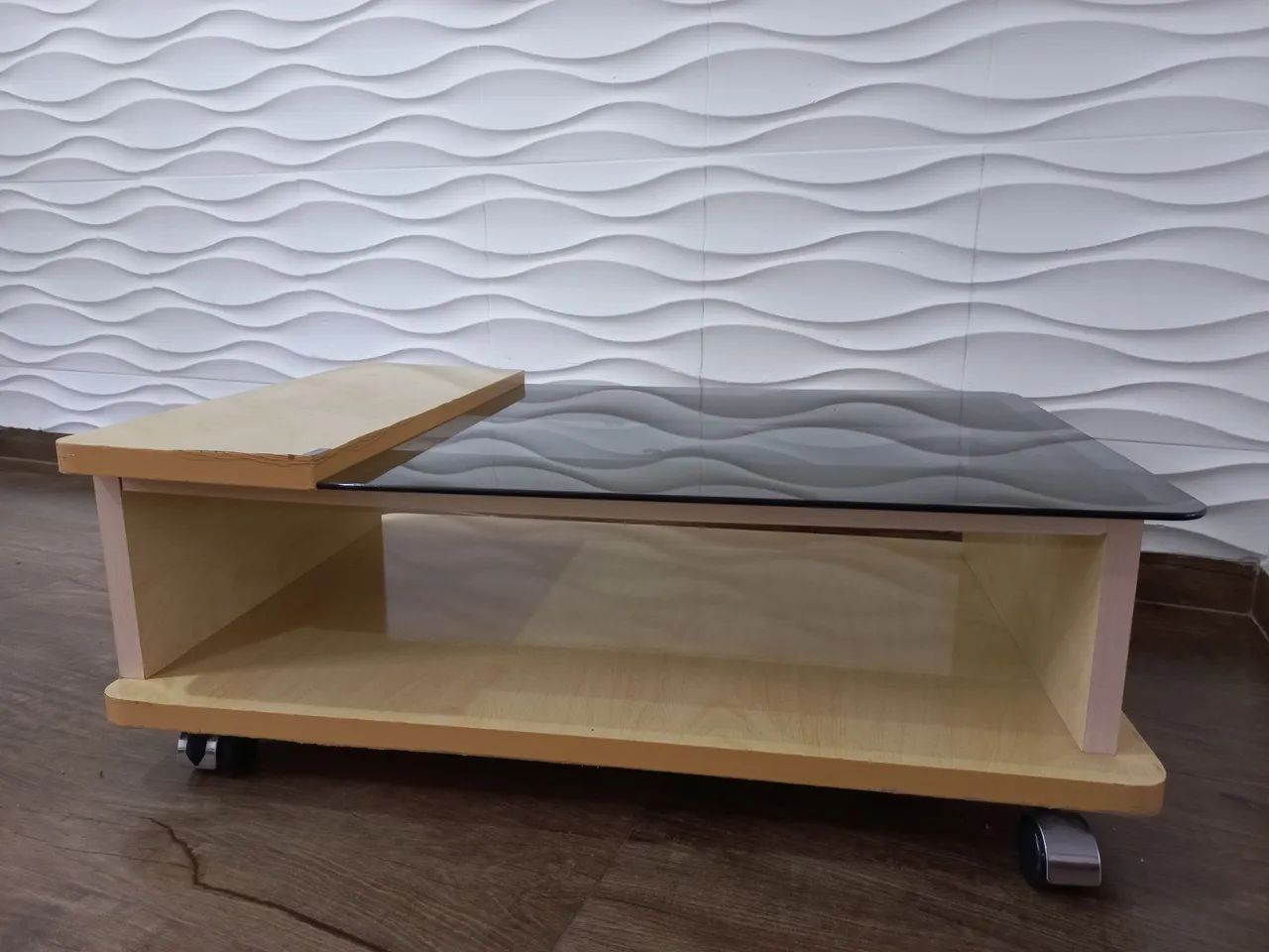 Mesa de centro cor maple. Tampo de vidro.