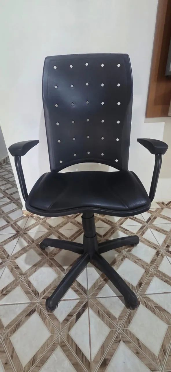 Cadeira giratória com braços