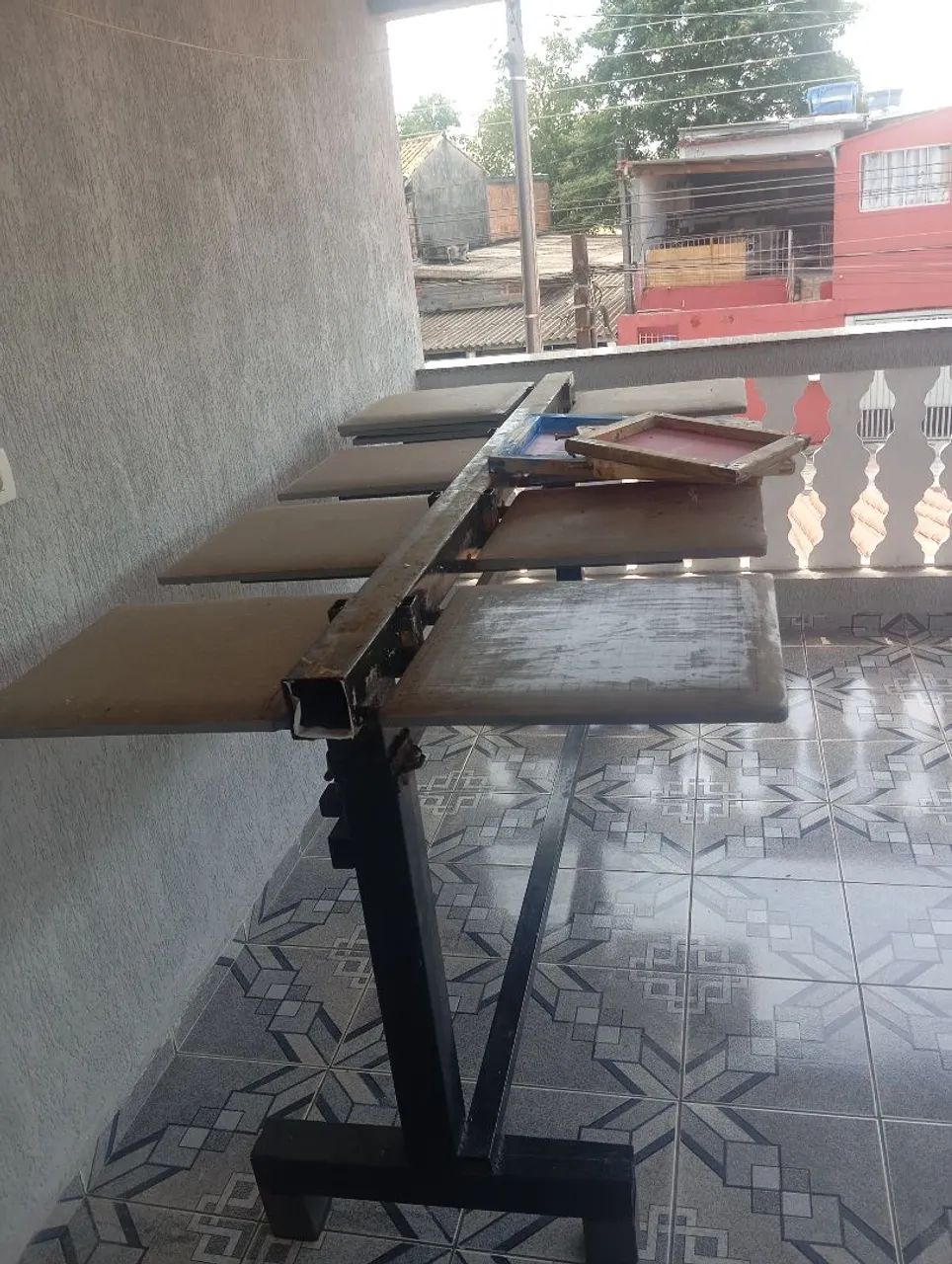 Mesa de estamparia com berços e telas