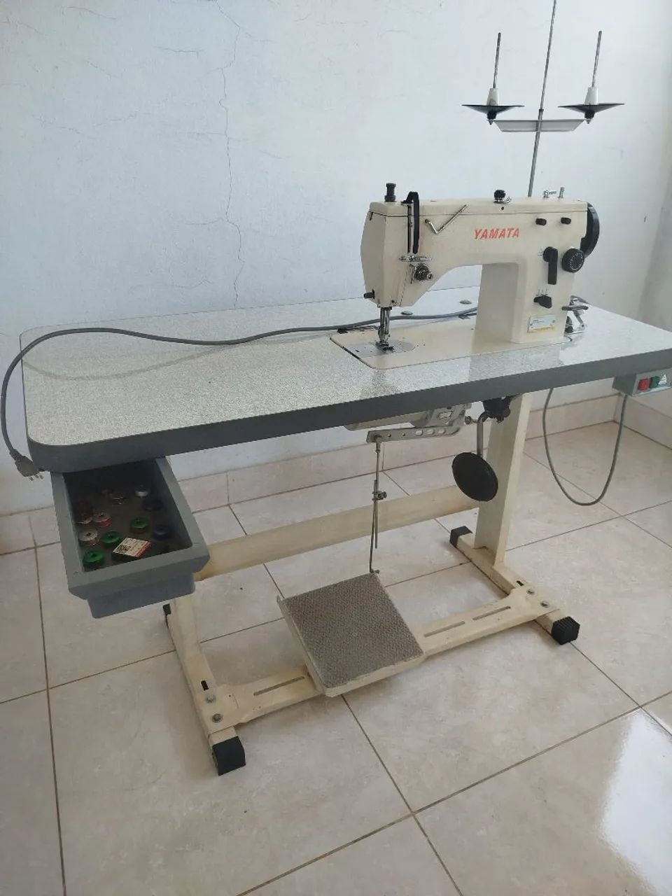 Máquina de costura reta e zigzag