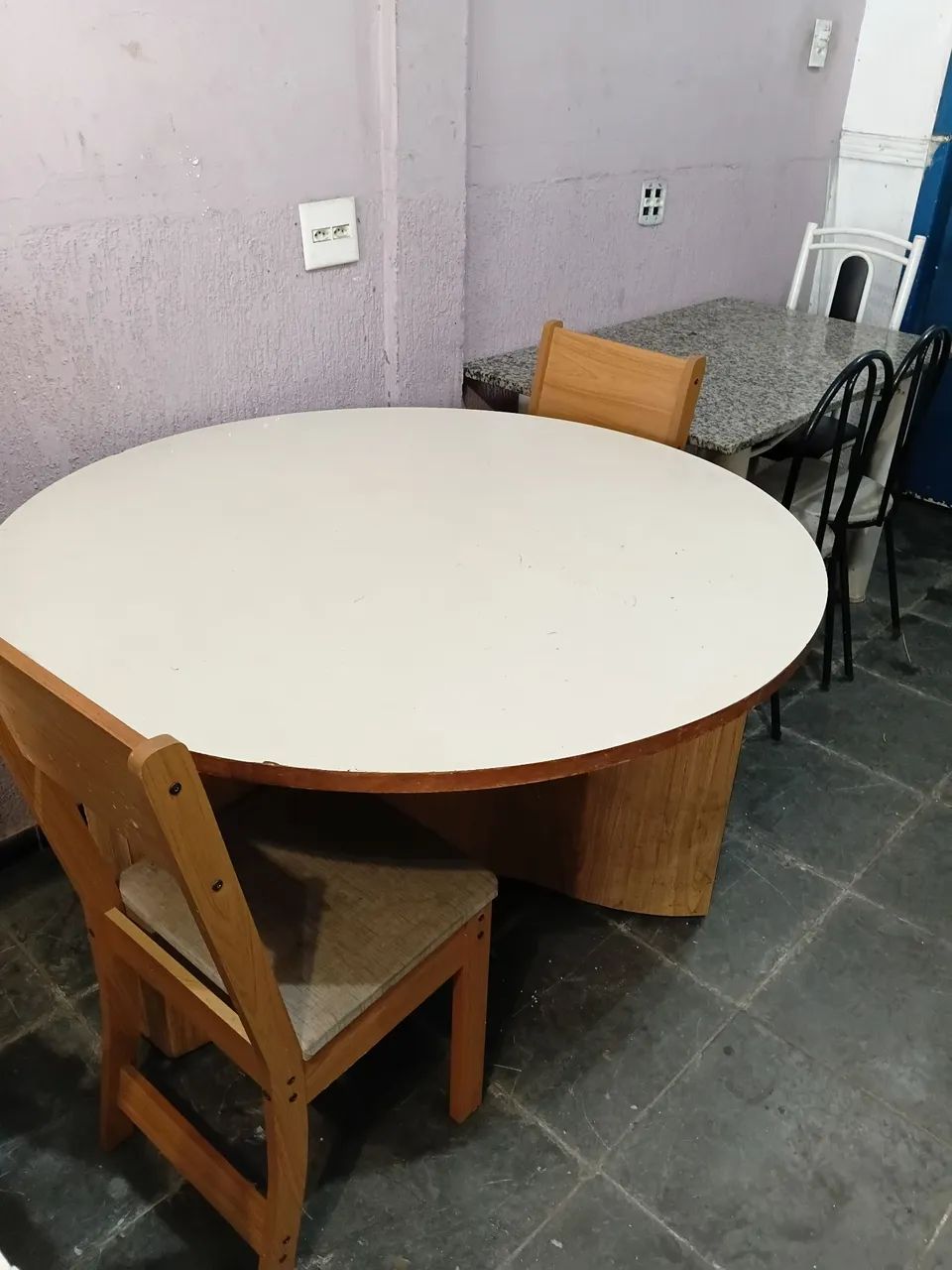 Mesa redonda com duas cadeiras 