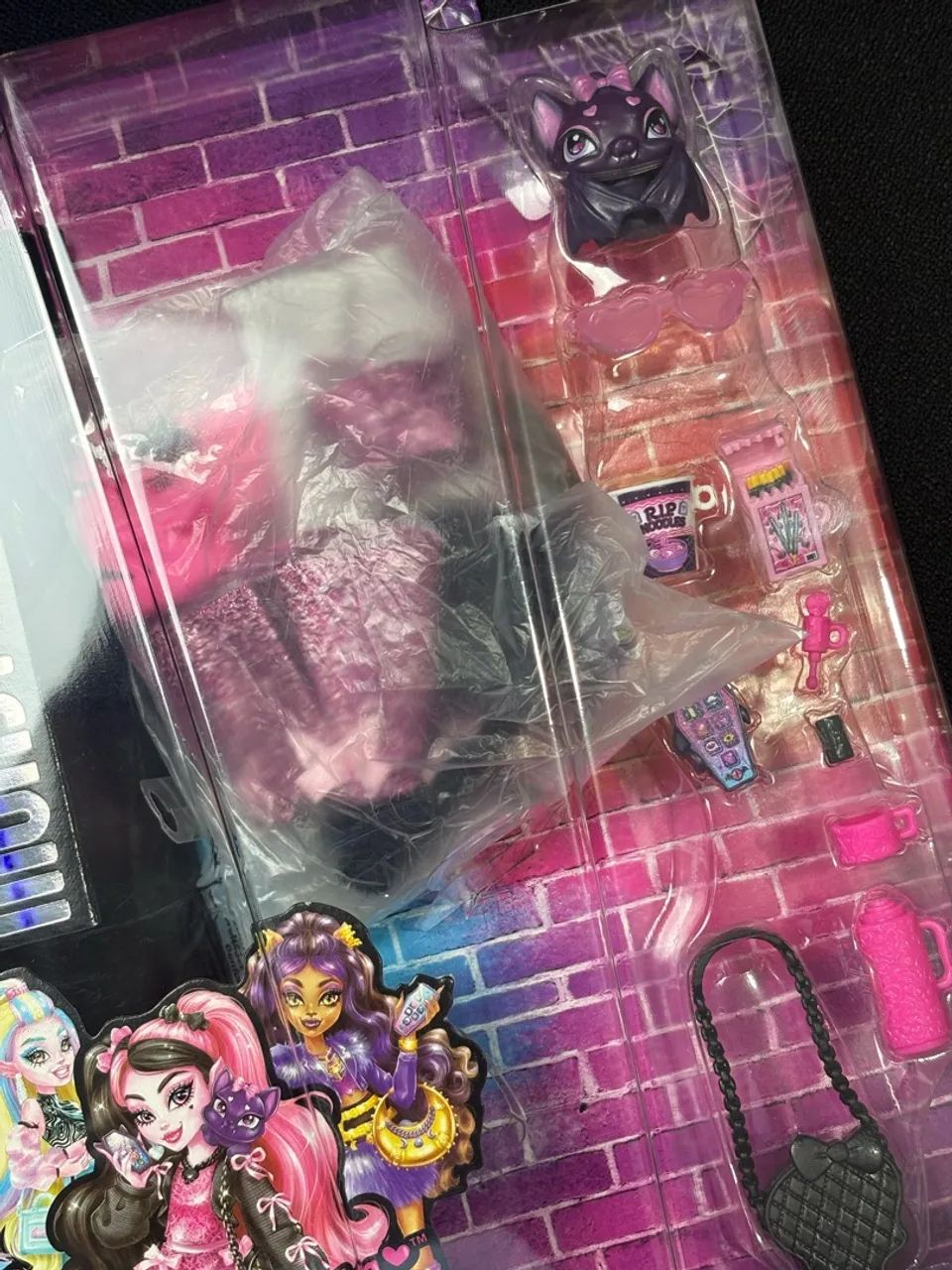 Caixa, roupas e acessórios boneca Draculaura Core Refresh 2 Monster High - Foto 2