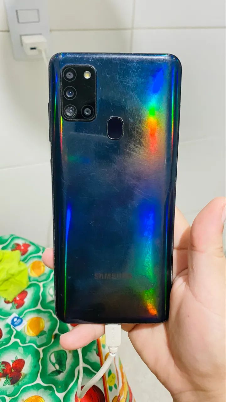 Celular A21s com detalhes de uso