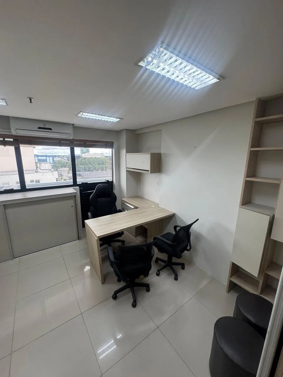 FÓRUM BUSINESS CENTER SALA COMERCIAL - 31,80M² MOBILIADA E CLIMATIZADA NO ADRIANÓPOLIS