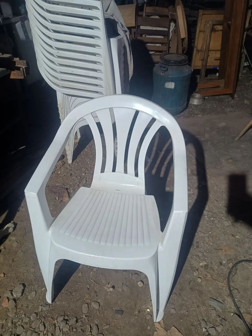 Aluguel de mesas e cadeiras de plástico R$15 - Foto 2